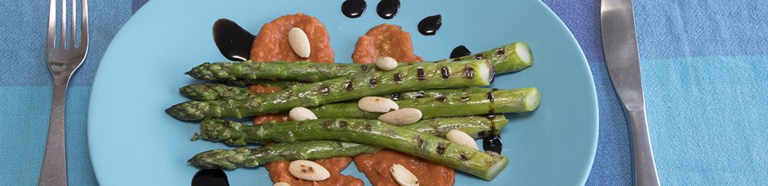 Groene asperges met Romescosaus