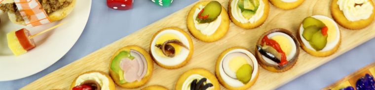 Kroepoekje met in pekelvlees gerolde augurk