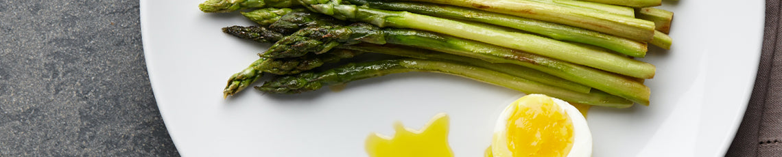 groene asperges met eikruim en oijfolie